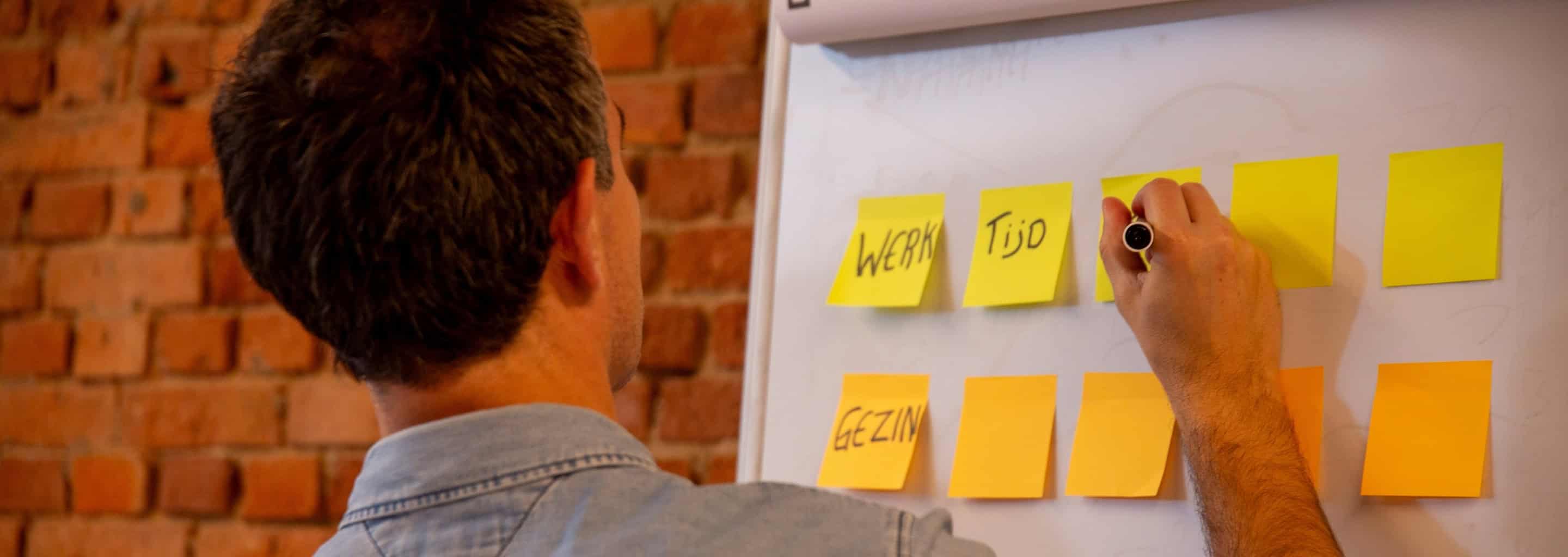 Manu met post-its